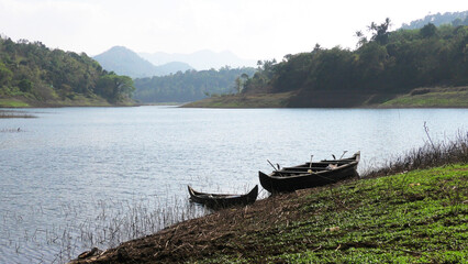 Obraz premium Wooden boats are parked on the banks of Periyar River at Ayyappankovil in Idukki, Kerala, India