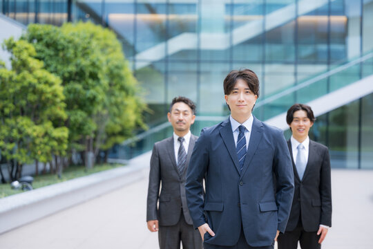 信頼感ある中堅サラリーマンのビジネスチームのポートレート企業成長と組織力イメージ　コンサルタントなどの3人複数のビジネスシーンカメラ目線笑顔