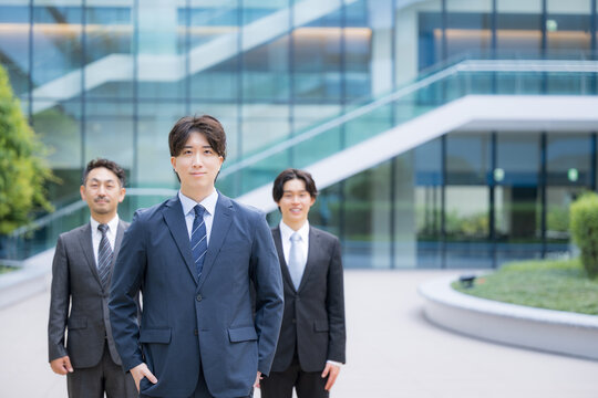 信頼感ある中堅サラリーマンのビジネスチームのポートレート企業成長と組織力イメージ　コンサルタントなどの3人複数のビジネスシーンカメラ目線笑顔