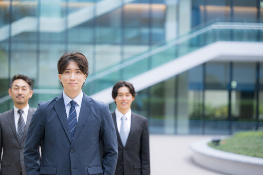 信頼感ある中堅サラリーマンのビジネスチームのポートレート企業成長と組織力イメージ　コンサルタントなどの3人複数のビジネスシーンカメラ目線笑顔