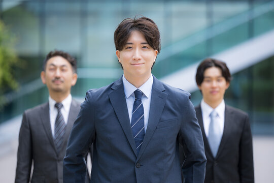 信頼感ある中堅サラリーマンのビジネスチームのポートレート企業成長と組織力イメージ　士業やコンサルタントなどの3人複数のビジネスシーンカメラ目線笑顔クローズアップ