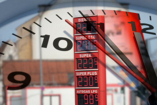 Eine Uhr steht kurz vor 12 und symbolisiert den baldigen Anstieg der Kraftstoffpreise