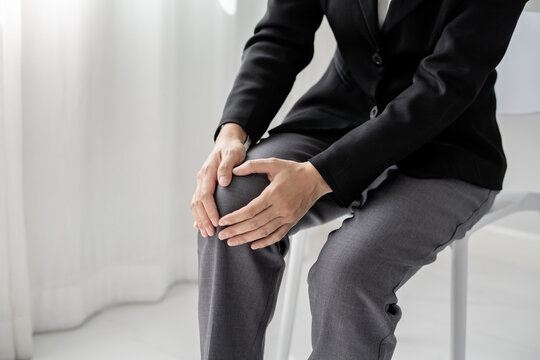 A woman supporting herself from numbness, muscle weakness, pain, and tingling in the knee nerve endings