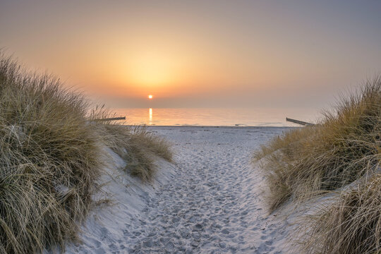 Sonnenuntergang am Strand nahe Vitte, Ostsee, Insel Hiddensee, Mecklenburg-Vorpommern, Deutschland