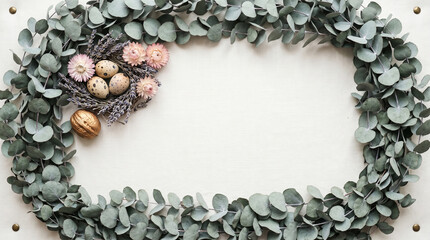 Obraz premium Speckled quail eggs with dried flowers inside a beautiful eucalyptus leaf wreath