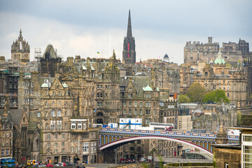 Obraz premium The historic skyline of Edinburgh, the capital of Scotland, featuring the North Bridge and Edinburgh Castle on Castle Rock