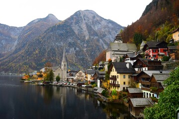 Obraz premium Beautiful Alpine Village by Lake with Snow Mountains in Europe