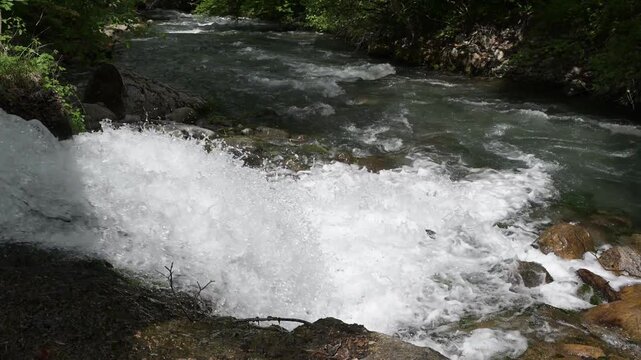 Remous provenant d'une canalisation, se d&eacute;versant dans une rivi&egrave;re