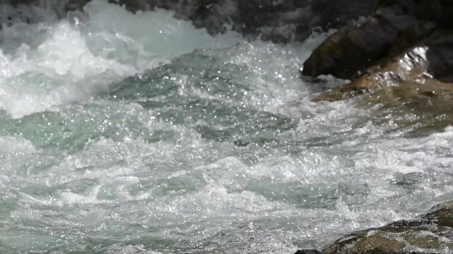 Remous dans une rivi&egrave;re, provenant d'un canal