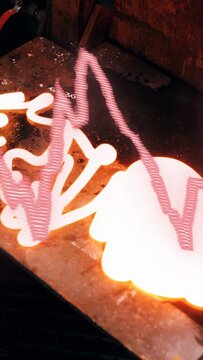 Vertical video: Extrusion starting, molten flow pouring from nozzle, drawing lattice for monitoring