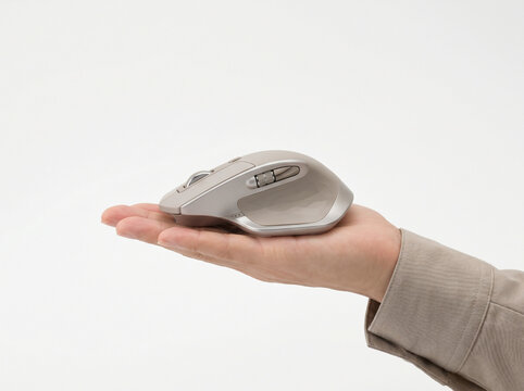 hand holding pc mouse