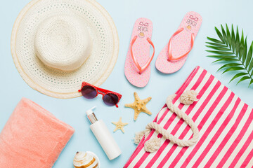 Obraz premium Composition with stylish beach accessories on colored background, top view. Beach fashion flat lay, summer concept. Trendy colors