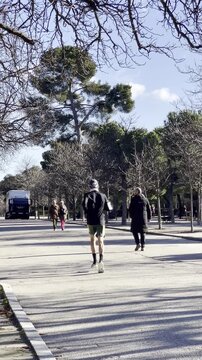 Runner senior corredor mayor activo entrenando carrera aer&oacute;bico y cardio saludable en footing y jogging al aire libre en naturaleza