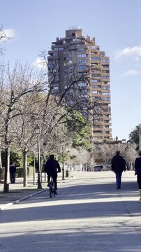 Paseo en bicicleta de ciclista biker por el parque pedaleando biking cyclist