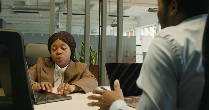 Project leader delivers confident feedback with supportive tone and notes