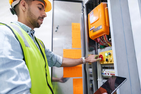 Engineer operating server through tablet PC