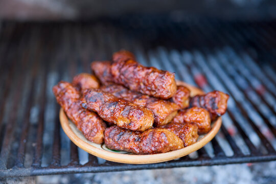 (Mici) cooks placed on a clay plate on a grill