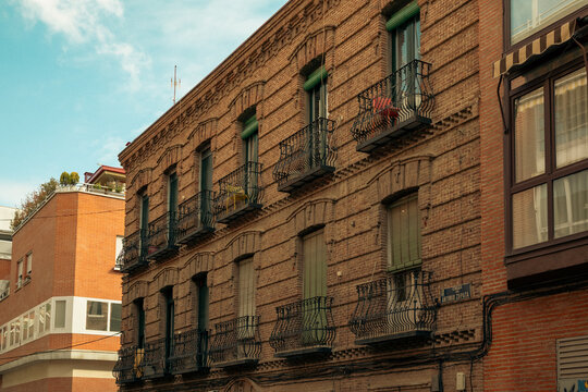 Fachada y arquitectura de edificios en Madrid