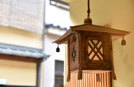 町家に灯る木製行灯