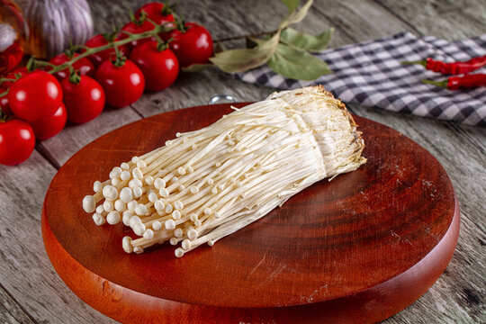 Raw organic fresh enoki mushrooms