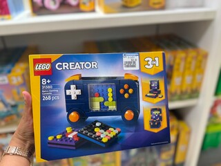 Obraz premium April 2026, Singapore: LEGO Creator 3-in-1 Retro Gaming Console (set 31380)