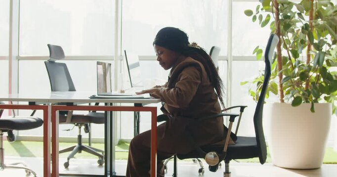 Focused worker takes brief lunch break during busy task management