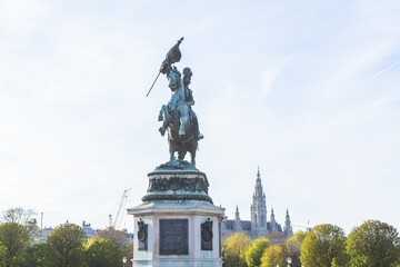 Obraz premium Equestrian statue of Archduke Charles at Heldenplatz with the Vienna City Hall in the background.