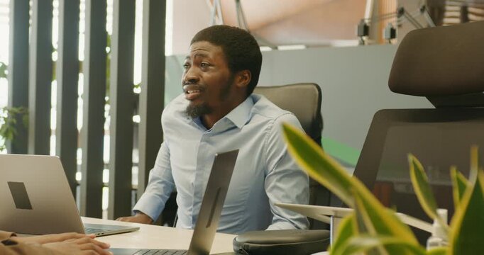 Expert in finance calmly discusses planning approaches with client