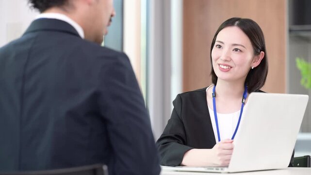 綺麗なオフィスで法人営業でヒアリングしながら提案(プレゼン)する若い女性社員のポートレート信頼と商談　保険や企画の提案などのイメージ	の動画
