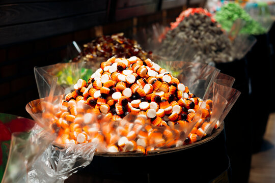 Dual color chewy gum candies with cream caramel flavor.