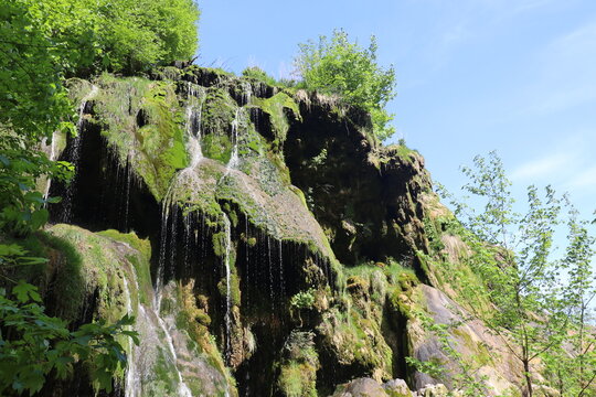 La cascade de Baume les Messieurs, aliment&eacute;e par le torrent du Dard, village de Baume les Messieurs, d&eacute;partement du Jura, France