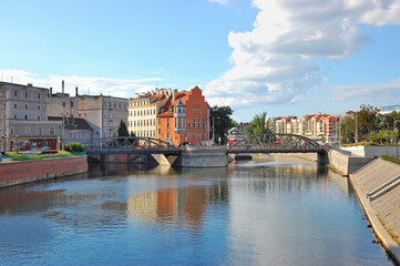 Obraz premium Cityscape of Wroclaw with Mlynski Bridge over the Oder River in Poland.
