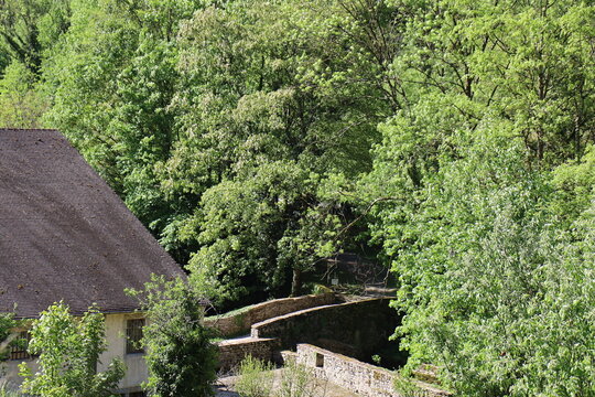 Vieux pont de pierre sur la rivi&egrave;re la Seille, village de Baume les Messieurs, d&eacute;partement du Jura, France