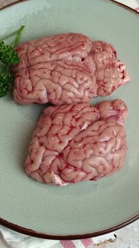 Cervelle d&rsquo;agneau crue fra&icirc;che dans une assiette	