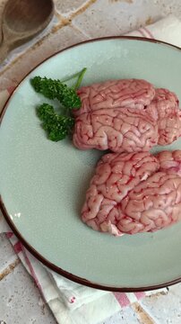 Cervelle d&rsquo;agneau crue fra&icirc;che dans une assiette	