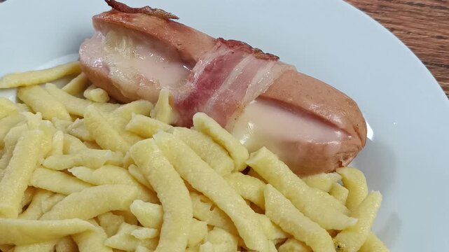 assiette de sp&auml;tzle et cervelas au fromage