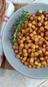 Pommes de terre rissol&eacute;es dor&eacute;es dans un plat	