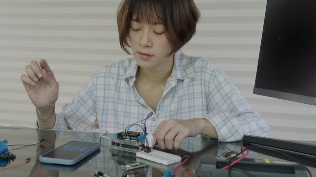 Women are learning and experimenting with the operation of microcontrollers, using smartphones to display relative humidity values.