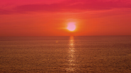 Obraz premium A breathtaking sunset colors background or sunrise illuminates the ocean horizon and serene seascape