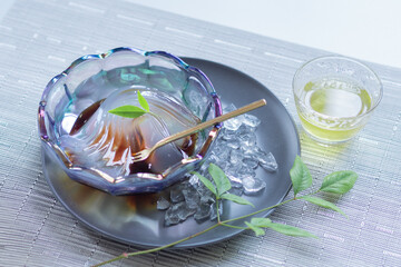 涼しげなガラスの器に盛り付けた葛きりと緑茶。夏の和スイーツ