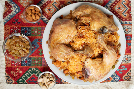 top view chicken kabsa platter with almonds pistachios and raisins