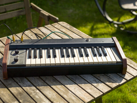 synth for performance in open air