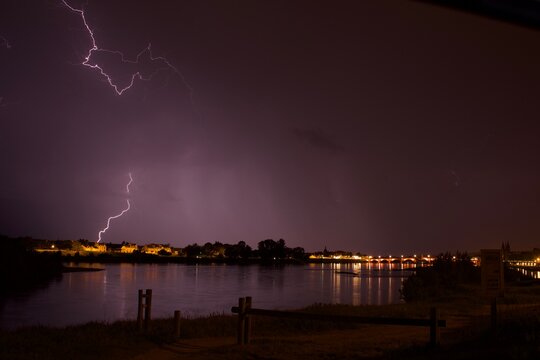Foudre de nuit sur la ville