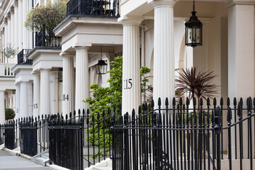 Obraz premium Elegant white townhouses with black iron railings in London
