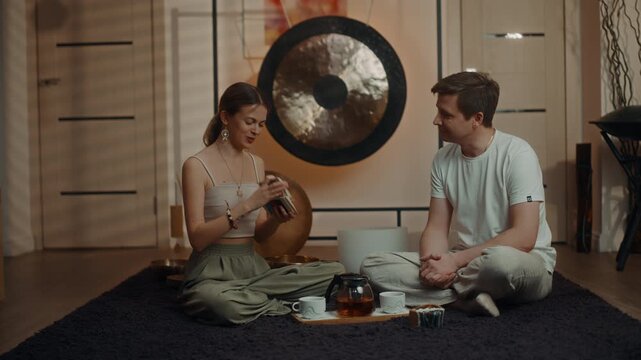 Couple mixing associative cards during therapy session