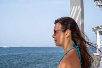 Naklejka premium Women enjoying the sea view while traveling to a coastal location on a sunny day in the afternoon