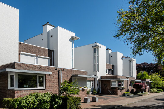 Moderne Wohnsiedlung mit wei&szlig;en Kuben und Backsteinmauern, Eijsden, Limburg, Niederlande