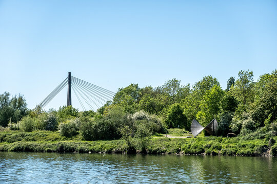 Schr&auml;gseilbr&uuml;cke und Skulptur am gr&uuml;nen Maasufer, Lanaye, L&uuml;ttich, Belgien