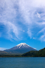 Fototapeta premium 本栖湖から見た初夏晴天の富士山