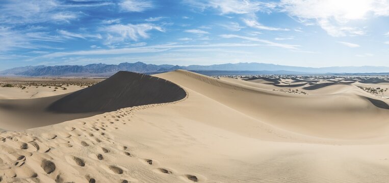 Mesquite Flat Sand Dunes, sand dunes, foothills of Amargosa Range Mountain Range behind, Death Valley, Death Valley National Park, California, USA